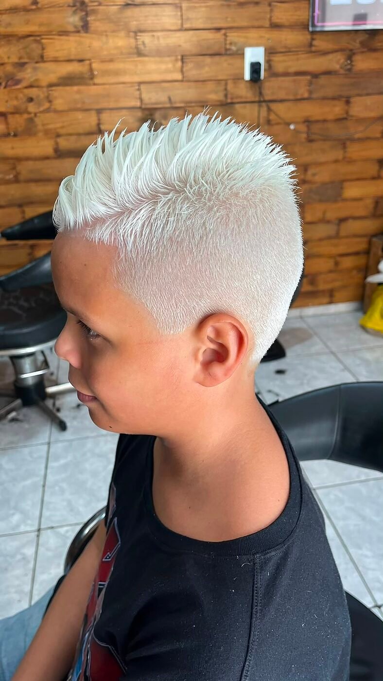 Corte infantil platinado estilo moicano